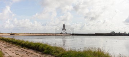Panoramafoto des Leuchtturms in Cuxhaven, 30 m hoch am Ufer, als Wahrzeichen auf Schifffahrtsrouten.