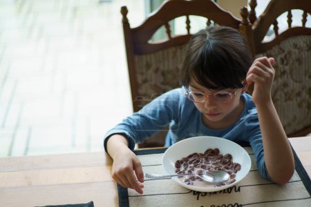 Kleines Mädchen isst im Café Schokoladenflocken. Selektiver Fokus.