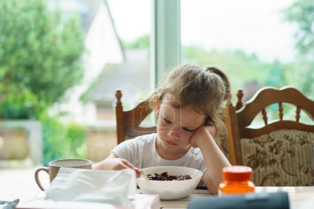 Foto de Niña desayunando en casa. Enfoque selectivo en el niño - Imagen libre de derechos