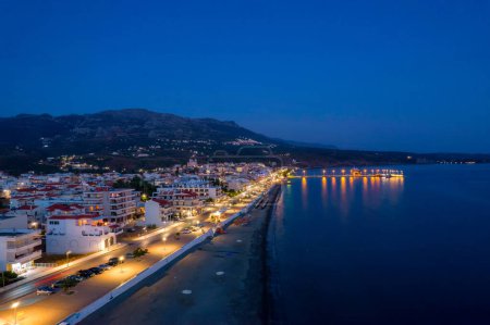Foto de Vista aérea nocturna de la ciudad napolitana, la ciudad cabecera del área de vatika, en lakonia, Peloponeso meridional, Grecia. - Imagen libre de derechos