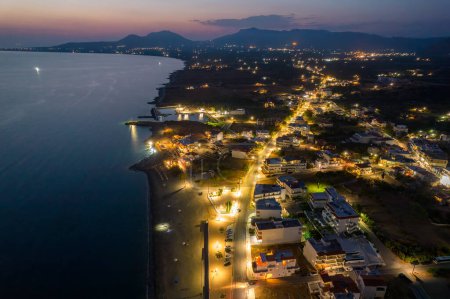 Foto de Vista aérea nocturna de Napoli, la ciudad cabecera del área de vatika, en lakonia, Peloponeso meridional, Grecia. - Imagen libre de derechos