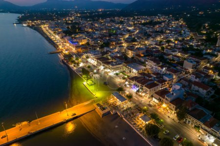 Foto de Vista aérea nocturna de Napoli, la ciudad cabecera del área de vatika, en lakonia, Peloponeso meridional, Grecia. - Imagen libre de derechos