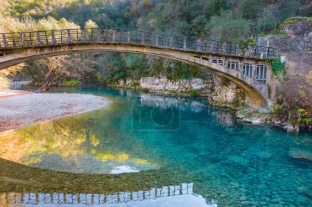 Téléchargez les photos : Vue aérienne de la rivière voidomatis avec les eaux claires et le célèbre pont dans epirus Grèce. - en image libre de droit