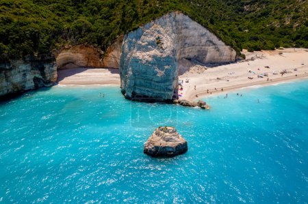 Foto de Vista aérea de la playa paradisíaca de Fteri en Cefalonia la isla jónica hermosa de Grecia - Imagen libre de derechos
