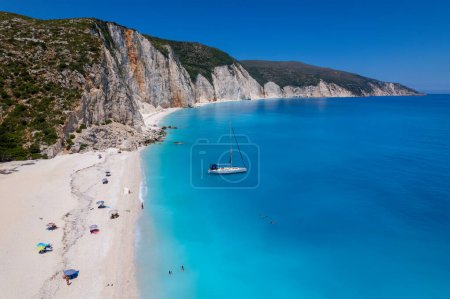 Foto de Vista aérea de la playa paradisíaca de Fteri en Cefalonia la isla jónica hermosa de Grecia - Imagen libre de derechos