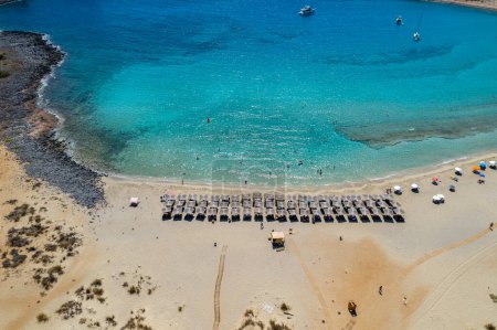 Foto de Vista aérea de la playa de Simos en Elafonisos. Situado en el sur del Peloponeso elafonisos es una pequeña isla muy famosa por las playas de arena paradisíaca y las aguas turquesas. - Imagen libre de derechos