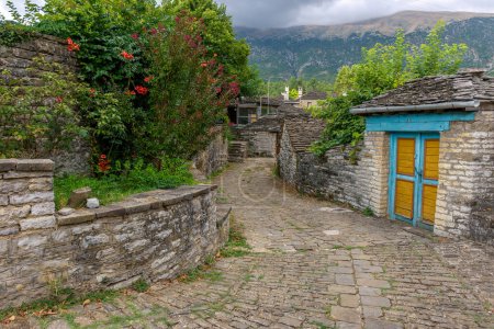 Foto de Arquitectura tradicional con una calle estrecha y edificios de piedra en el pintoresco pueblo de papigo, zagori Grecia - Imagen libre de derechos