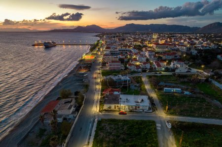 Foto de Vista aérea de Napoli, la ciudad cabecera del área de vatika, en lakonia, Peloponeso meridional, Grecia. - Imagen libre de derechos