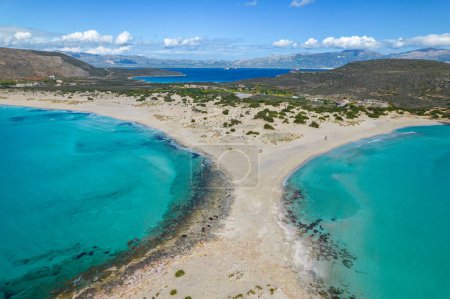 Téléchargez les photos : Vue aérienne de la plage de Simos à Elafonisos. Situé dans le sud du Péloponnèse elafonisos est une petite île très célèbre pour les plages de sable fin paradisiaque et les eaux turquoise. - en image libre de droit
