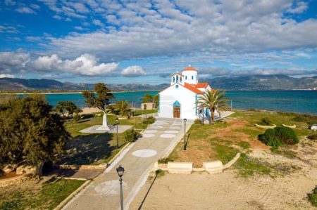 Foto de Vista aérea de la iglesia de San Spyridon en la isla de Elafonisos. Situado en el sur del Peloponeso Elafonisos es una pequeña isla muy famosa por las playas de arena paradisíaca y las aguas turquesas. - Imagen libre de derechos