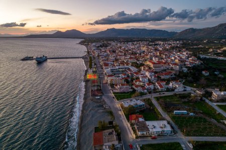 Téléchargez les photos : Vue aérienne de Neapoli, chef-lieu de la région de Vatika, en lakonie, au sud du Péloponnèse, en Grèce. - en image libre de droit