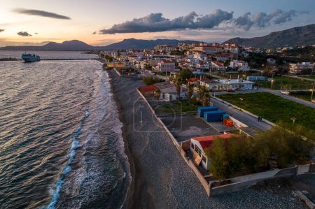 Téléchargez les photos : Vue aérienne de Neapoli, chef-lieu de la région de Vatika, en lakonie, au sud du Péloponnèse, en Grèce. - en image libre de droit