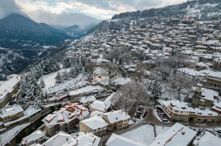 Téléchargez les photos : Vue aérienne de la ville de Metsovo pendant l'hiver - en image libre de droit