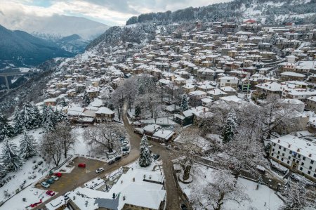 Foto de Vista aérea de la ciudad de Metsovo durante el invierno - Imagen libre de derechos