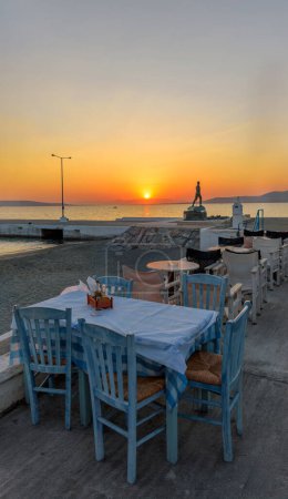 Coucher de soleil sur Neapoli, chef-lieu de la région de Vatika, en lakonie, sud du Péloponnèse, Grèce.