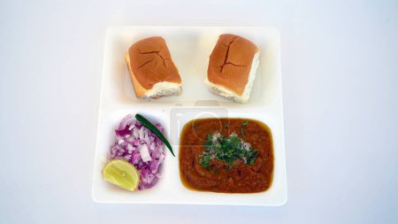 Téléchargez les photos : Pav bhaji Chaat, Plat de curry indien sur fond blanc - en image libre de droit