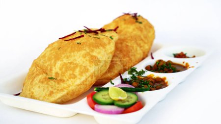 Téléchargez les photos : Curry de pois Chole Bhature ou Chick et Puri frit servi dans de la vaisselle blanche sur fond blanc. focus sélectif - en image libre de droit