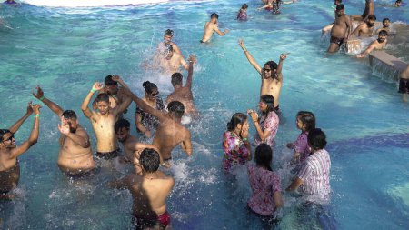 Téléchargez les photos : Parc aquatique, toboggans multicolores lumineux avec une piscine. Un parc aquatique sans personne un jour d'été. Curseurs Aquapark avec piscine. Sikar, Rajasthan, Inde - en image libre de droit