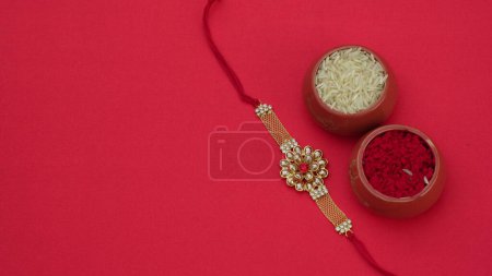 Téléchargez les photos : Festival indien : Raksha Bandhan. Un bracelet traditionnel indien qui symbolise l'amour entre frères et sœurs. - en image libre de droit
