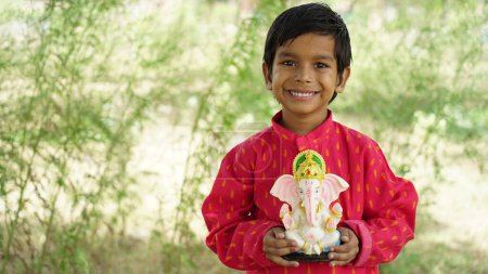 Téléchargez les photos : Petit garçon indien avec le seigneur ganesha, Célébration Festival Ganesh ou Festival Diwali - en image libre de droit