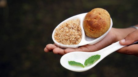 Téléchargez les photos : Rajasthani Cuisine Traditionnelle Dal Baati Aussi connu sous le nom de Dal Bati ou Daal Baati Churma. Il est populaire dans le Rajasthan, l'Uttar Pradesh et le Madhya Pradesh. - en image libre de droit