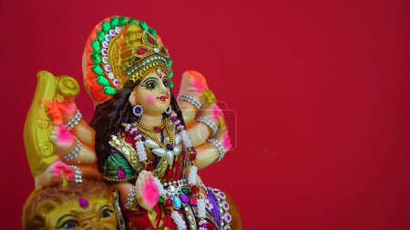Téléchargez les photos : Joyeuse fête de Durga Puja, Navaratri, fête de Dussehra. Durga Puja est un festival religieux populaire et majeur de l'hindouisme qui est célébré dans le monde entier - en image libre de droit