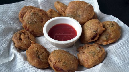 Téléchargez les photos : Piaju frite raccord à oignon bhajia sur plaque décorée en céramique. Pakodi frit ou pakoda - en image libre de droit