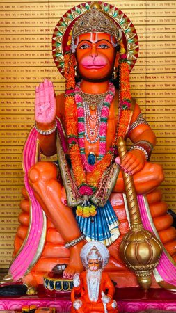 Téléchargez les photos : Une sculpture colorée ou idole du dieu indien, Lord Hanuman. Statue de la divinité Hanuman - en image libre de droit