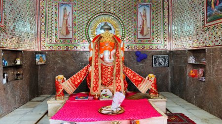 Téléchargez les photos : Hindou dieu Ganesha sclupture sur fond rose. Célébrez la fête du Seigneur Ganesha. - en image libre de droit