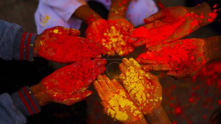 Téléchargez les photos : Célébrez la fête vibrante de Holi avec joie et bonheur ! Happy Holi est un festival hindou traditionnel qui marque l'arrivée du printemps et est célébré avec une touche de couleurs, de musique, de danse. - en image libre de droit