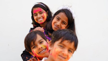 Téléchargez les photos : Célébrez la fête vibrante de Holi avec joie et bonheur ! Happy Holi est un festival hindou traditionnel qui marque l'arrivée du printemps et est célébré avec une touche de couleurs, de musique, de danse. - en image libre de droit