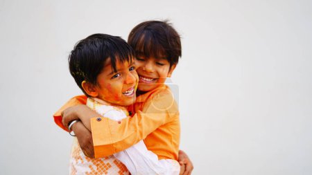 Téléchargez les photos : Poudre de couleur holi soufflant de la main pendant la célébration du festival Holi - Concept de jeunes enfants s'amusant en jouant Holi pendant la fête - en image libre de droit