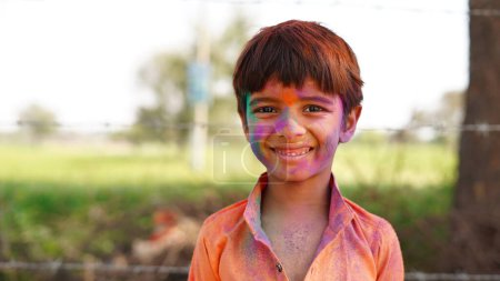 Foto de Concepto para el festival indio Holi, Happy Cute Smiling Kids celebrando holi con gulal y pichkari. Festival Indio de colores - Imagen libre de derechos