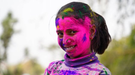 Foto de ¡Celebra el vibrante festival de Holi con alegría y felicidad! Happy Holi es un festival hindú tradicional que marca la llegada de la primavera y se celebra con un toque de colores, música, danza. - Imagen libre de derechos