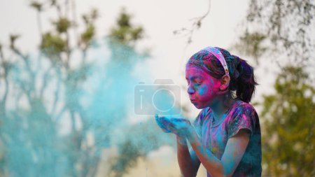 Téléchargez les photos : Jeune mignon joyeux petits enfants avec poudre holi couleurs appliquées montrant les mains colorées à la caméra lors de la célébration du festival holi - en image libre de droit