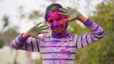 Foto de Happy Cute Sonrientes niños indios mostrando sus manos coloridas o impresión de la palma o jugando festival holi con colores - Imagen libre de derechos