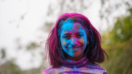 Foto de ¡Celebra el vibrante festival de Holi con alegría y felicidad! Happy Holi es un festival hindú tradicional que marca la llegada de la primavera y se celebra con un toque de colores, música, danza. - Imagen libre de derechos