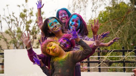 Foto de Happy Cute Sonrientes niños indios mostrando sus manos coloridas o impresión de la palma o jugando festival holi con colores - Imagen libre de derechos