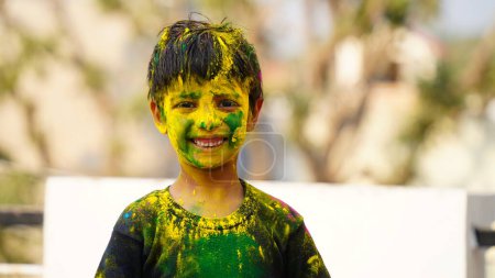 Foto de Niños cubiertos de polvo de colores durante el festival de Holi. Happy Cute niños asiáticos celebran el festival de la India holi con colorido polvo de pintura en las caras y el cuerpo - Imagen libre de derechos