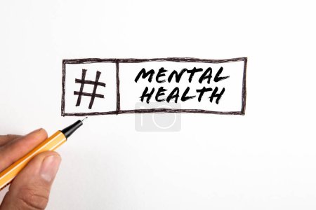 Téléchargez les photos : La santé mentale. Texte et signe de hashtag sur fond blanc. - en image libre de droit
