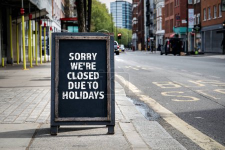 Foto de Lo siento estaban cerrados debido a las vacaciones. Cartel publicitario plegable en la calle. - Imagen libre de derechos