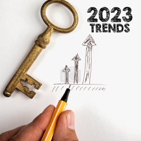 Téléchargez les photos : 2023 TENDANCES concept. Touche dorée et flèches de développement sur fond blanc. - en image libre de droit