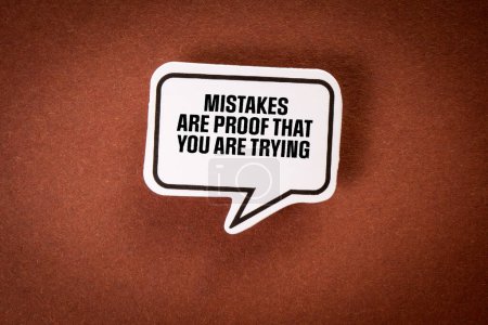 Foto de Mistakes are proof that you are trying. Speech bubble with text on brown background. - Imagen libre de derechos