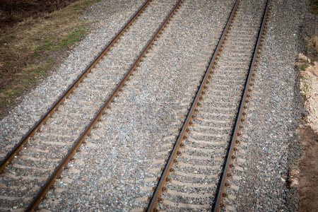 Téléchargez les photos : Deux ensembles de voies ferrées sont droites et parallèles. - en image libre de droit