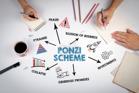 Téléchargez les photos : Ponzi Scheme Concept. La réunion à la table du bureau blanc. - en image libre de droit
