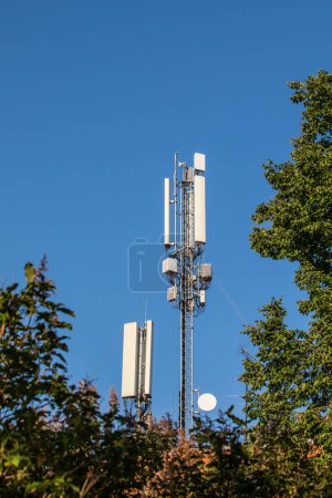Foto de Torre de telecomunicaciones transmitiendo señales de móvil celular 5G 4G 3G. - Imagen libre de derechos