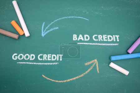 Guter Kredit und schlechtes Kreditkonzept. Farbige Kreidescheiben auf einer grünen Tafel.