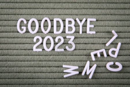 Téléchargez les photos : Au revoir 2023 Concept. Lettres blanches de l'alphabet sur fond vert. - en image libre de droit