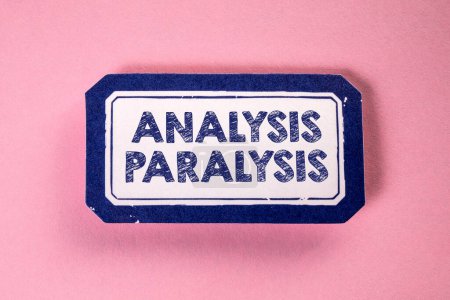 Photo pour Analyse Paralysie. Note collante avec du texte sur fond rose. - image libre de droit