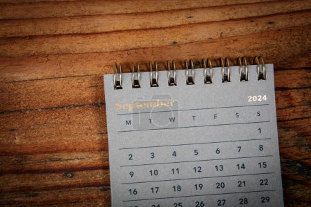 Foto de SEPTIEMBRE Calendario de cartón verde sobre un fondo de textura de madera. - Imagen libre de derechos